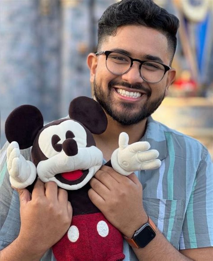 Hassan Khadair (Podcast Host) - Age, Birthday, Bio, Facts, Family, Net Worth, Height & More