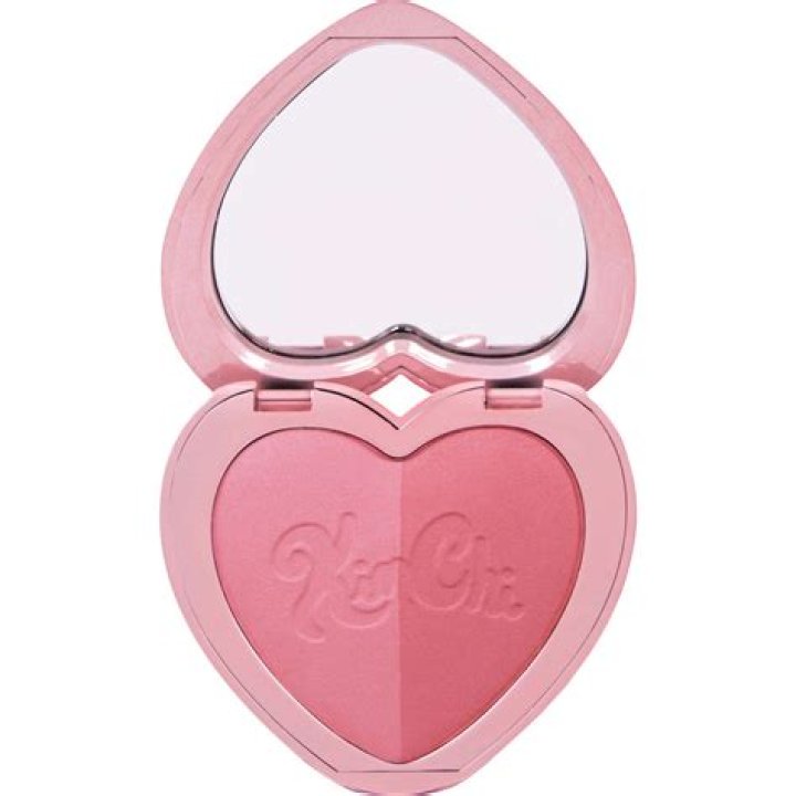 Makeup Artists on Instagram Are in Love With Heart-Shaped Blush!