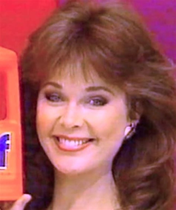 Holly Hallstrom (Model) - Age, Birthday, Bio, Facts, Family, Net Worth, Height & More