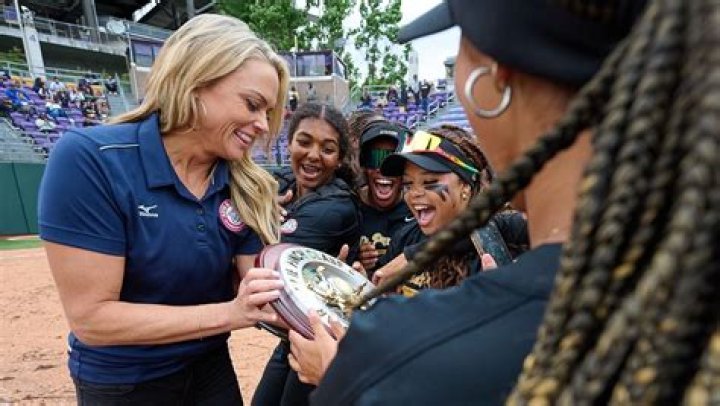 ¿Qué tan fuerte lanza Jennie Finch? – Celebrity.fm