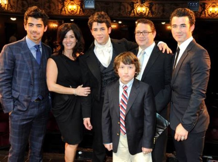 How many siblings do the Jonas Brothers have?