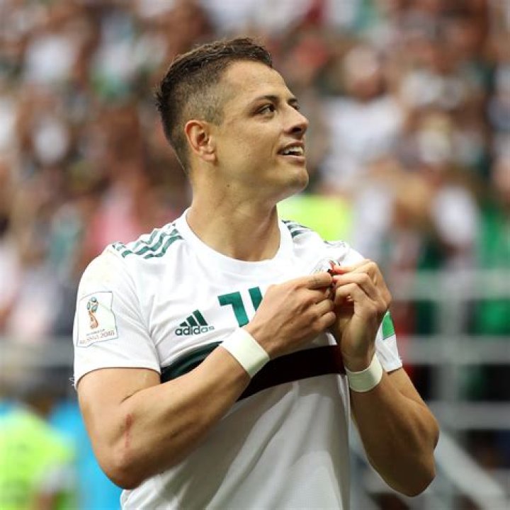 How old is chicharito wife?
