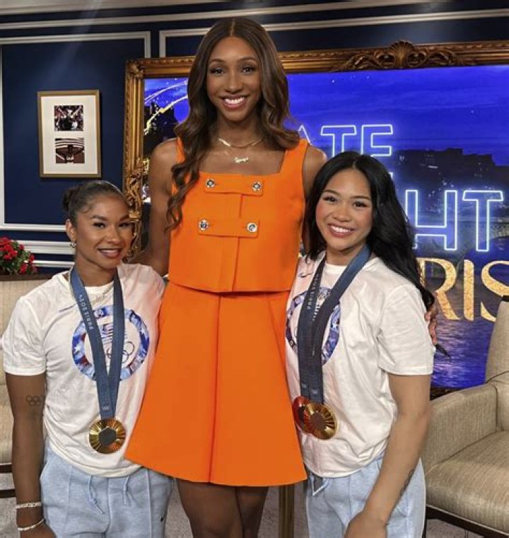 How tall is Maria Pedraza?