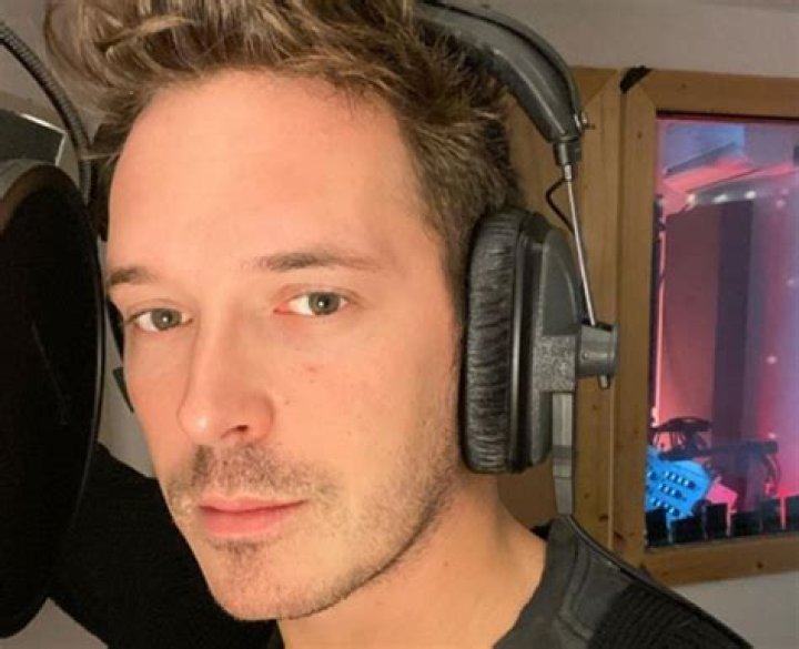 How tall is Sam Palladio?