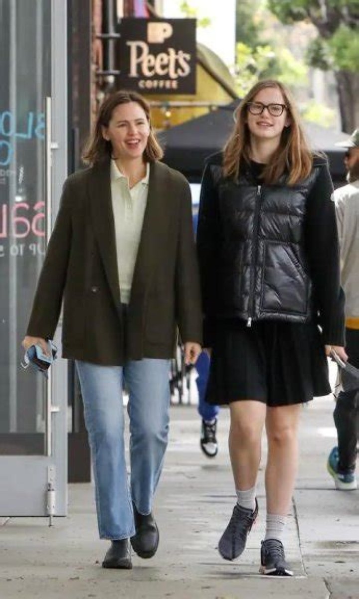 How tall is Violet Affleck? – Celebrity.fm – #1 Official Stars, Business & People Network, Wiki, Success story, Biography & Quotes