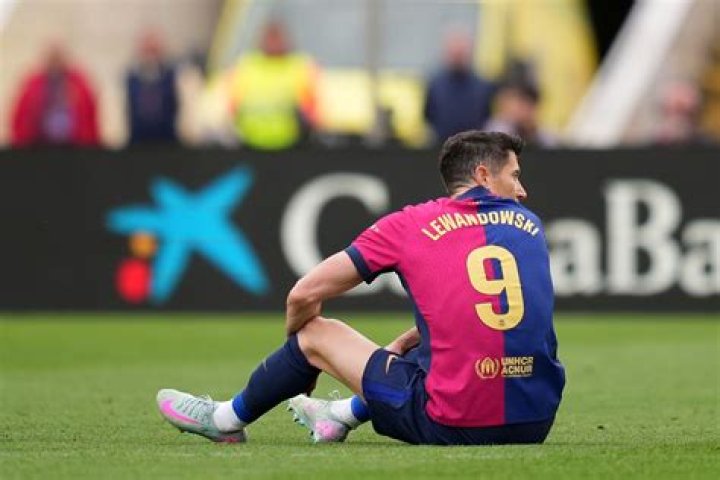 
Hugs for returning Lewandowski, but Bayern’s goal remains unbreached 
