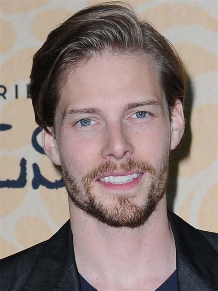 Hunter Parrish (TV Actor) - Age, Birthday, Bio, Facts, Family, Net Worth, Height & More