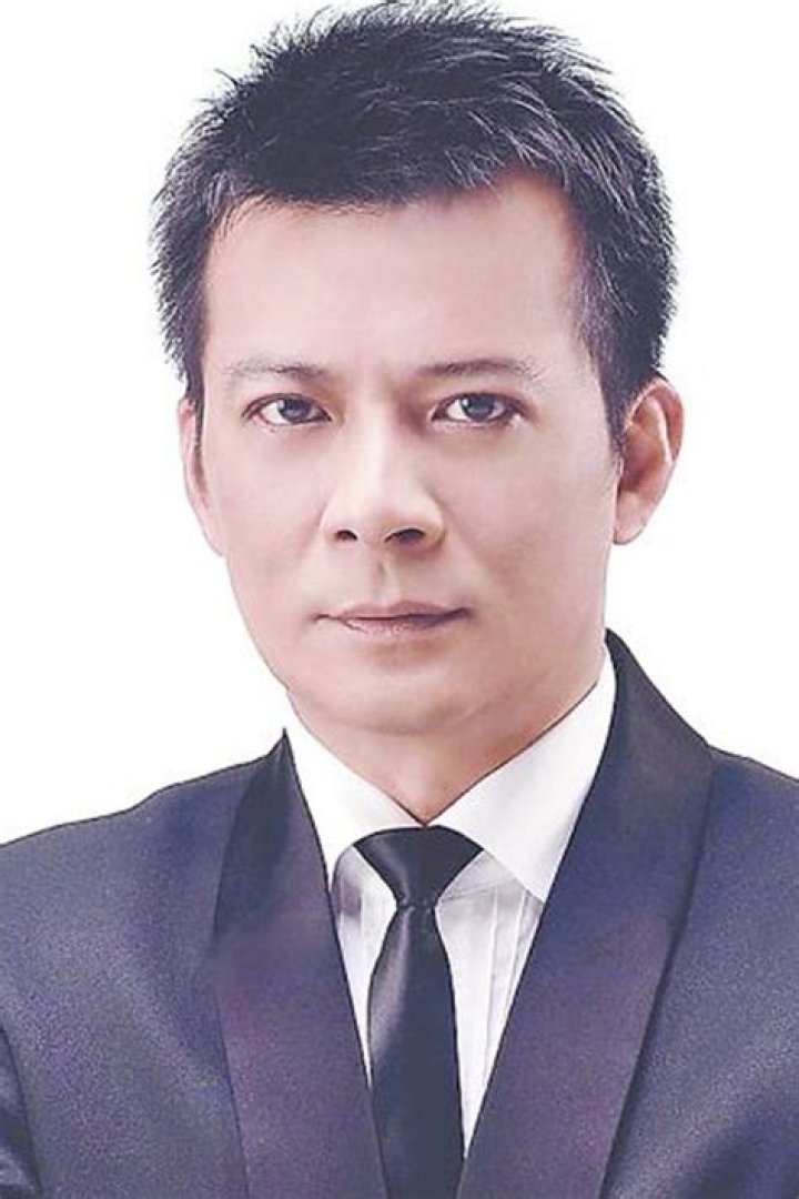 Huynh Nhat Hoa (Instagram Star) - Age, Birthday, Bio, Facts, Family, Net Worth, Height & More