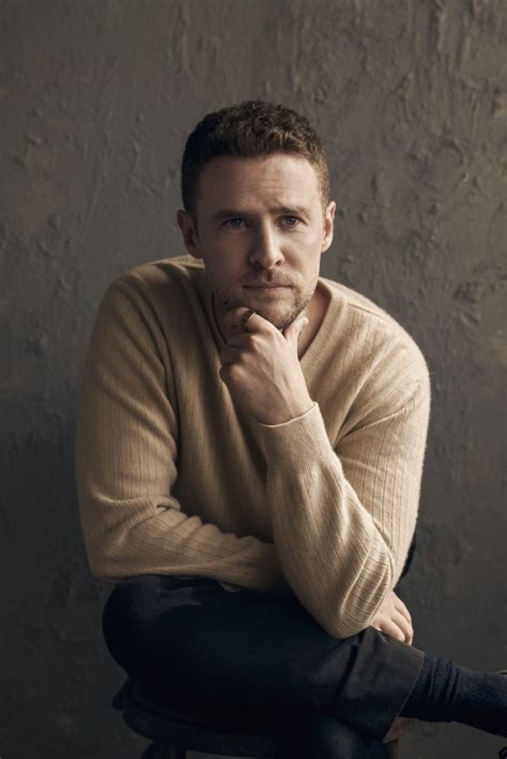 How tall is Iain De Caestecker