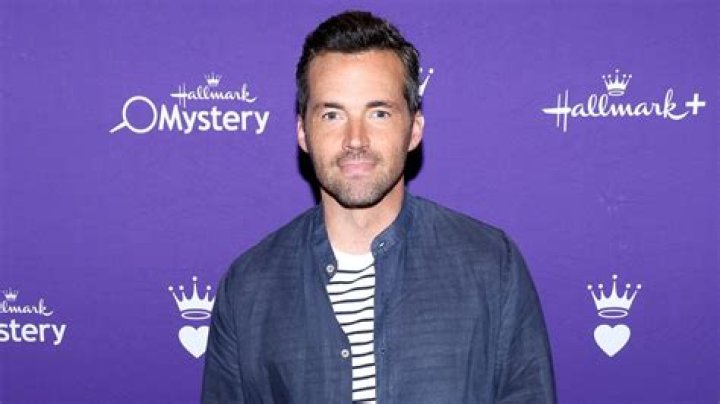 Ian Harding Biography, Age, Height, Wife, Net Worth, Family