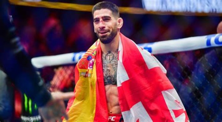 Ilia Topuria (MMA Fighter) - Age, Birthday, Bio, Facts, Family, Net Worth, Height & More