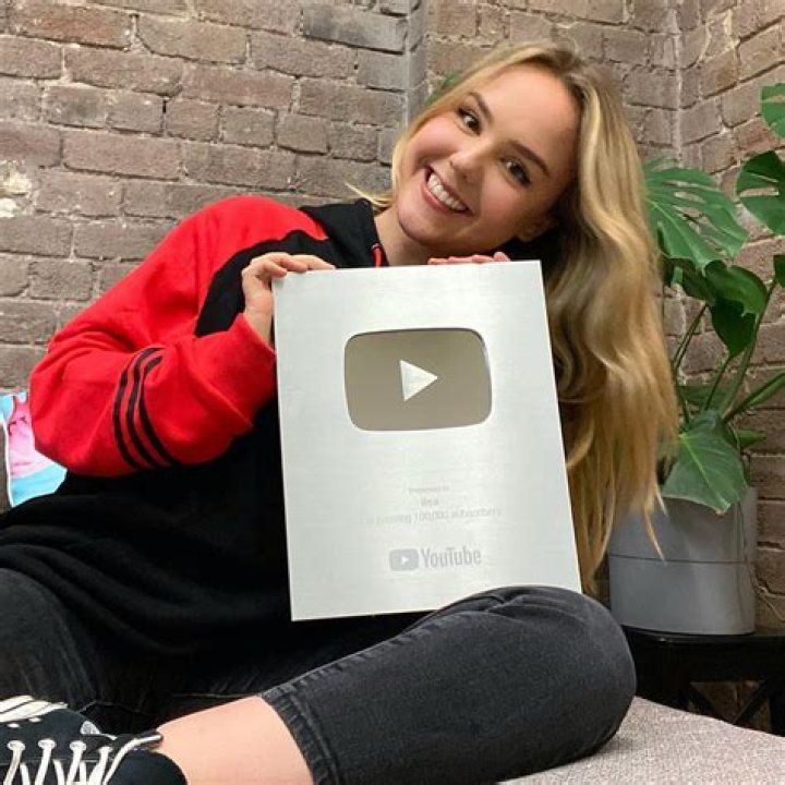 Ilsa Watkins (Instagram Star) - Age, Birthday, Bio, Facts, Family, Net Worth, Height & More