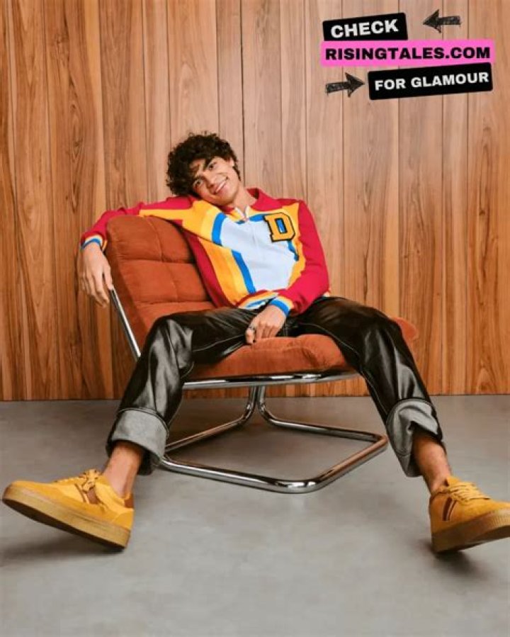 Iñaki Godoy (TV Actor) - Age, Birthday, Bio, Facts, Family, Net Worth, Height & More