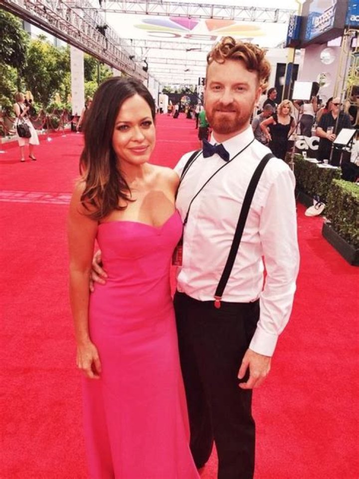 
Is Angela Cox Married? Her Bio, Age, Husband, Partner, Net worth and Nationality 