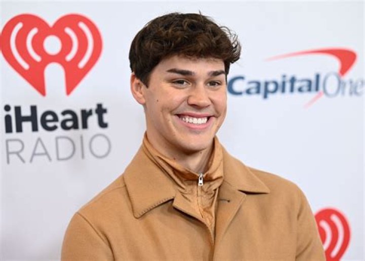 Is Noah Beck Gibby off of iCarly?