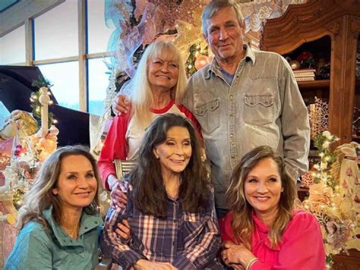 Is Patty Loveless Related To Loretta Lynn? Are They Sister- Family And Net Worth