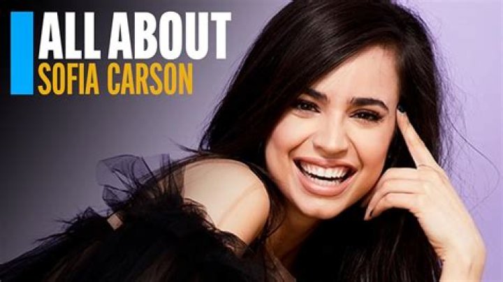 ¿Sofia Carson es rica?