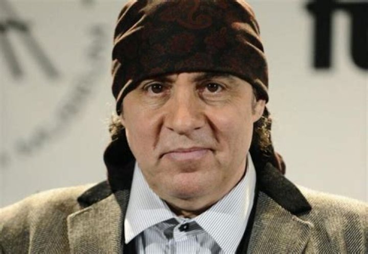 Is Stevie Van Zandt related to Ronnie Van Zandt?
