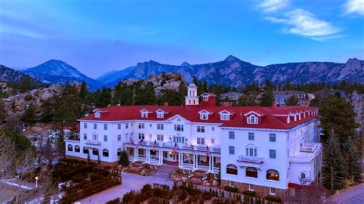 Is there a hedge maze at the Stanley Hotel?