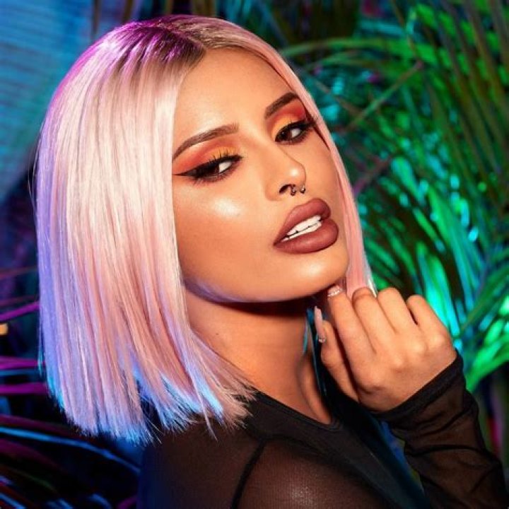 Isabel Bedoya (Instagram Star) - Age, Birthday, Bio, Facts, Family, Net Worth, Height & More