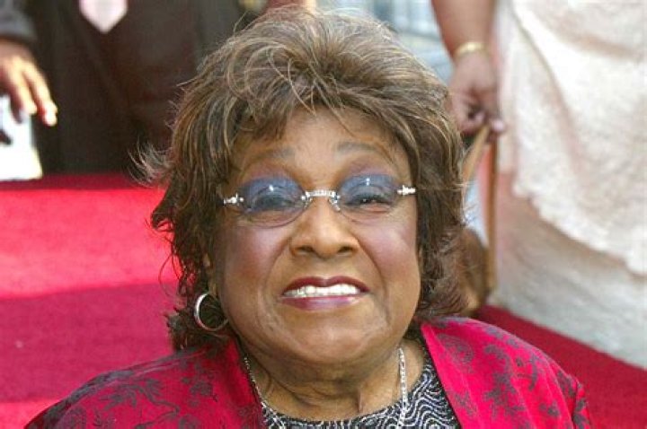 Isabel Sanford (TV Actress) - Age, Birthday, Bio, Facts, Family, Net Worth, Height & More