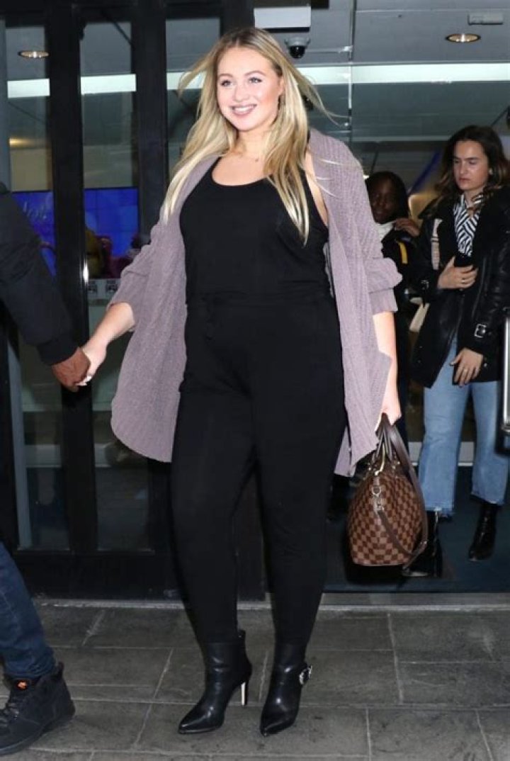 Iskra Lawrence Shows Off ‘Breast Milk-Catching Contraption’ After Leaking Through Bra on Video