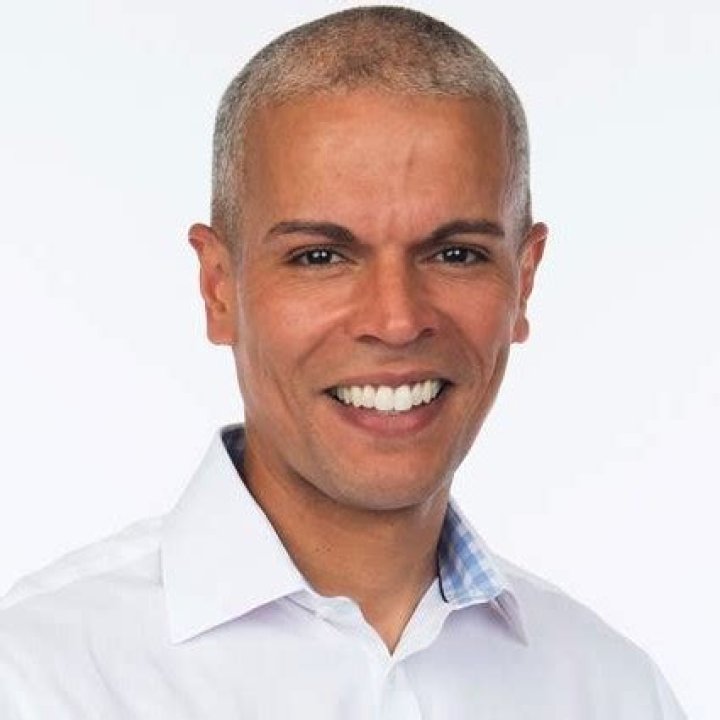 Israel Gutierrez biografía, edad, altura, esposo, net worth, familia