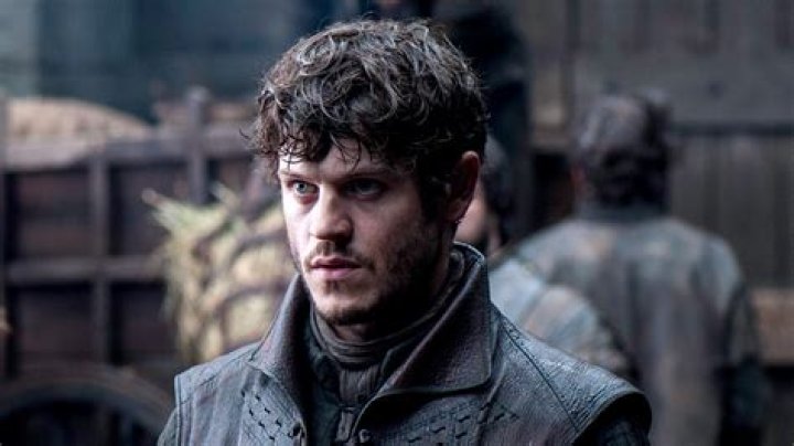 How tall is Iwan Rheon