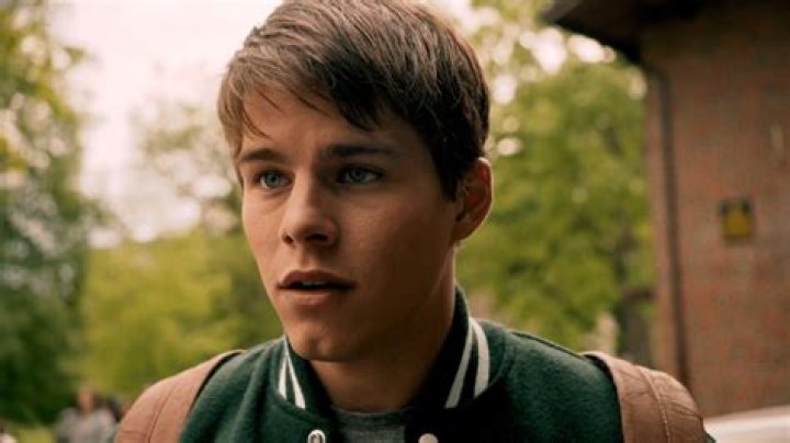 
Jake Manley’s Wiki (aka Fisher Webb on iZombie) Age, Parents 