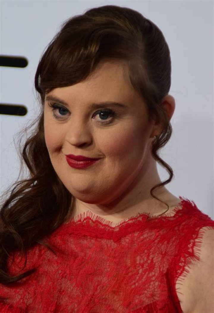 Jamie Brewer biografía, edad, altura, esposa, net worth, familia