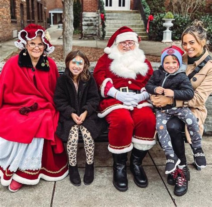 
Jana Kramer Is Making ‘Awesome Amazing’ Christmas Memories with Kids Following Divorce: ‘So Fun’ 