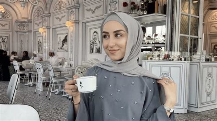 Jasmine Fares (Instagram Star) - Age, Birthday, Bio, Facts, Family, Net Worth, Height & More