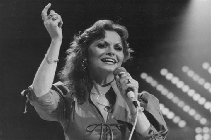 Jeannie C. Riley (Country Singer) - Age, Birthday, Bio, Facts, Family, Net Worth, Height & More