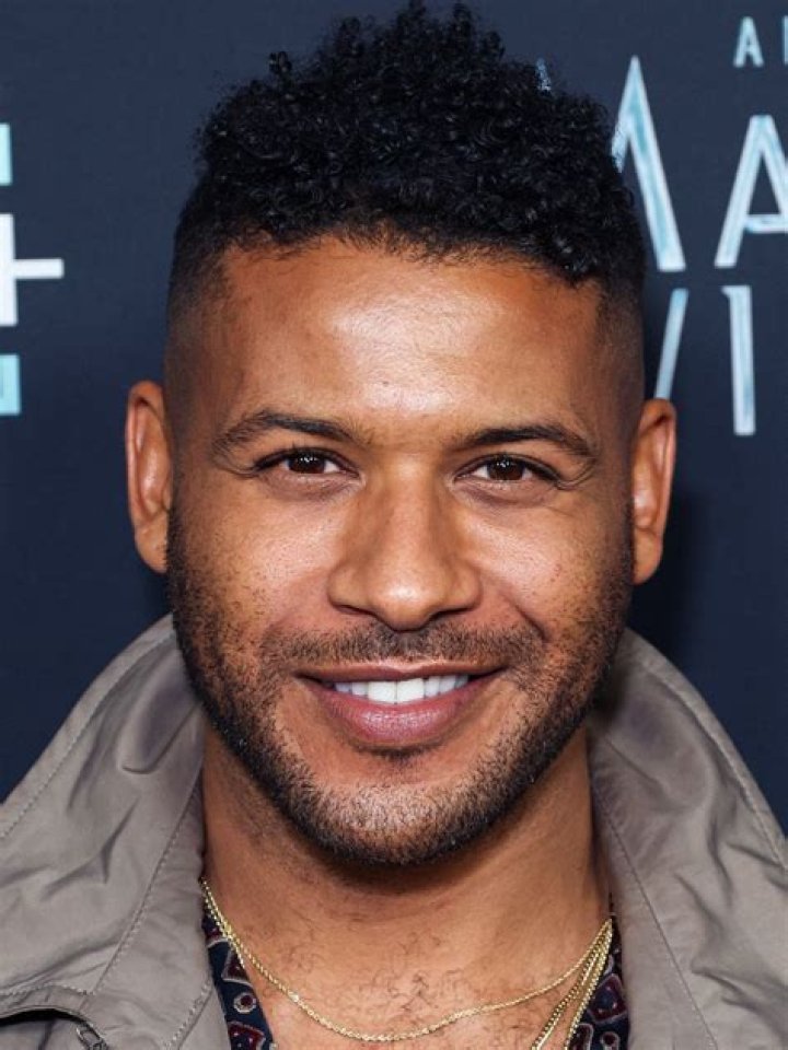 Jeffrey Bowyer-Chapman (TV Actor) - Age, Birthday, Bio, Facts, Family, Net Worth, Height & More