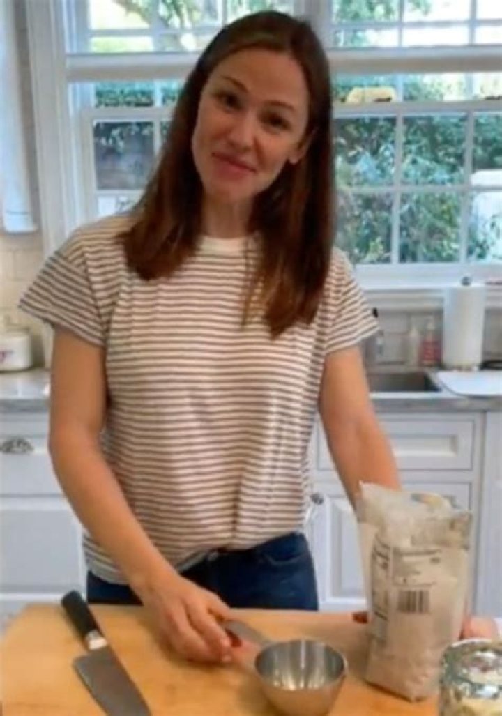 Jennifer Garner Shares A New Edition Of ‘Pretend Cooking Show’ On Instagram And It’s The Best One Yet