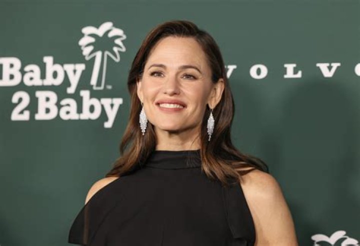 Jennifer Garner (Movie Actress) - Age, Birthday, Bio, Facts, Family, Net Worth, Height & More
