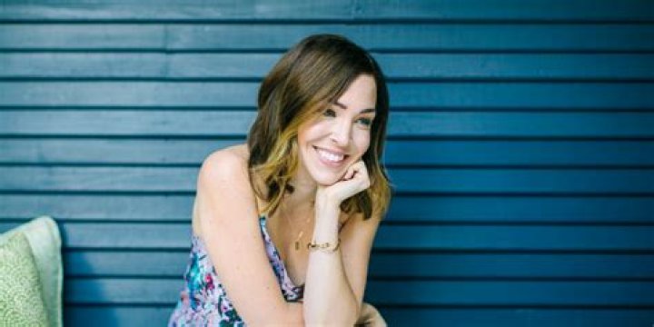 Jess Lively (Blogger) - Age, Birthday, Bio, Facts, Family, Net Worth, Height & More