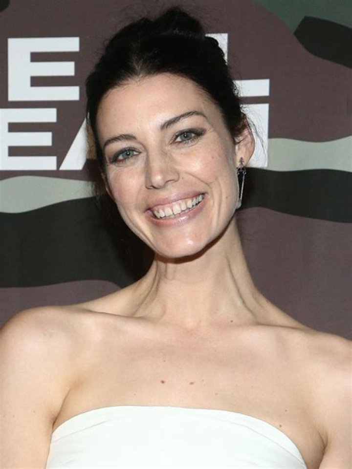 How tall is Jessica Paré