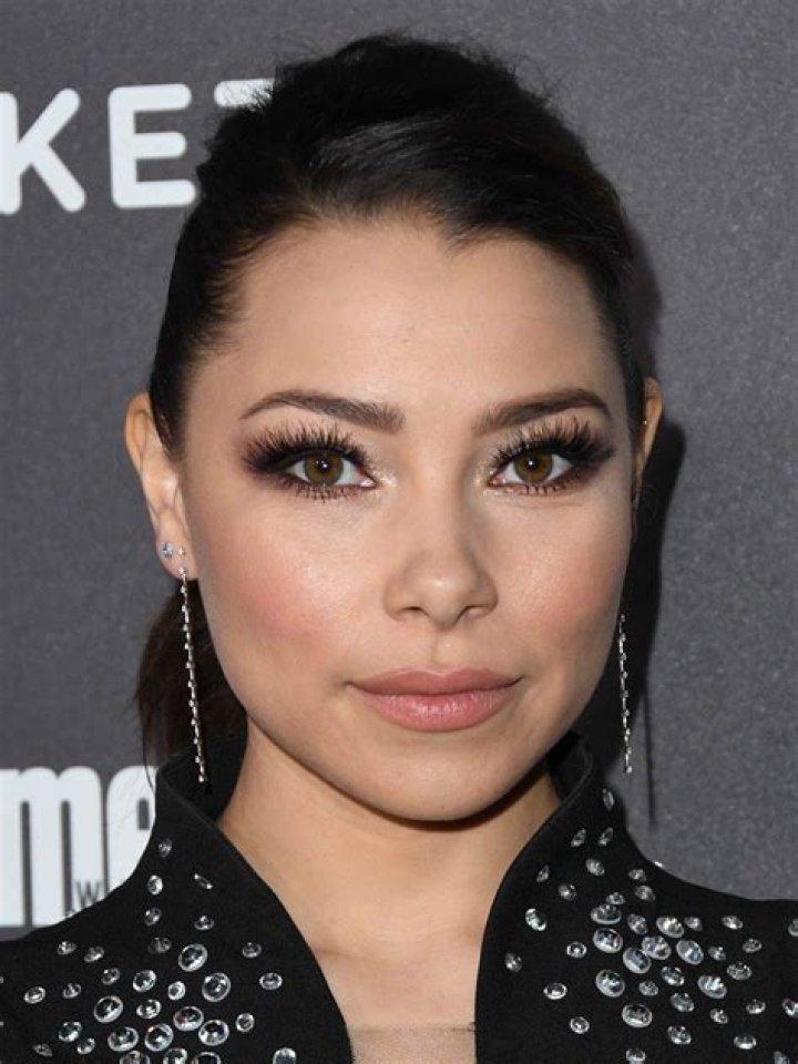 Jessica Parker Kennedy (TV Actress) - Age, Birthday, Bio, Facts, Family, Net Worth, Height & More