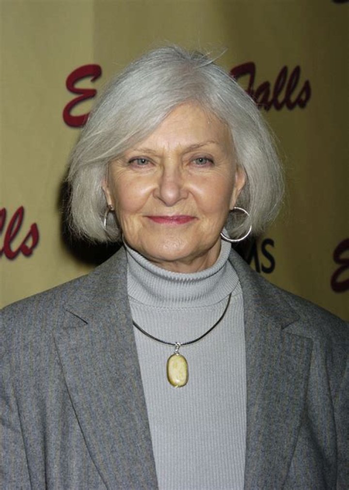 How tall is Joanne Woodward