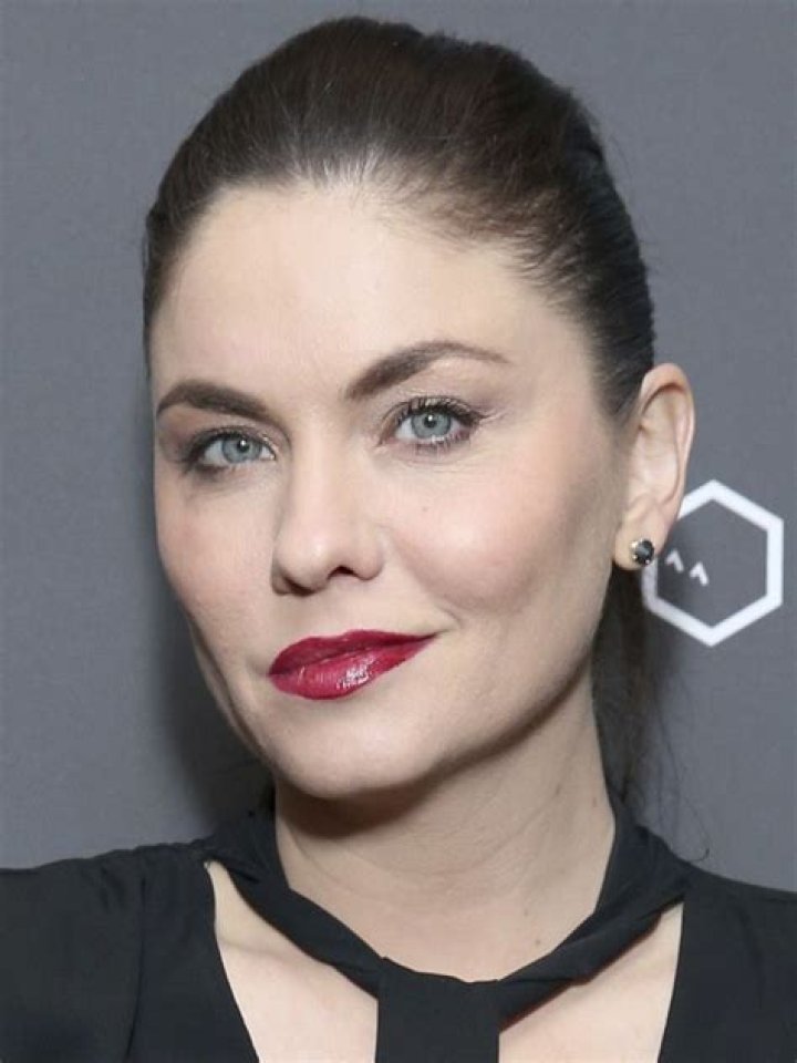 Jodi Lyn O'Keefe (TV Actress) - Age, Birthday, Bio, Facts, Family, Net Worth, Height & More