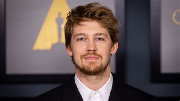Joe Alwyn Biography, Age, Height, Wife, Net Worth, Family