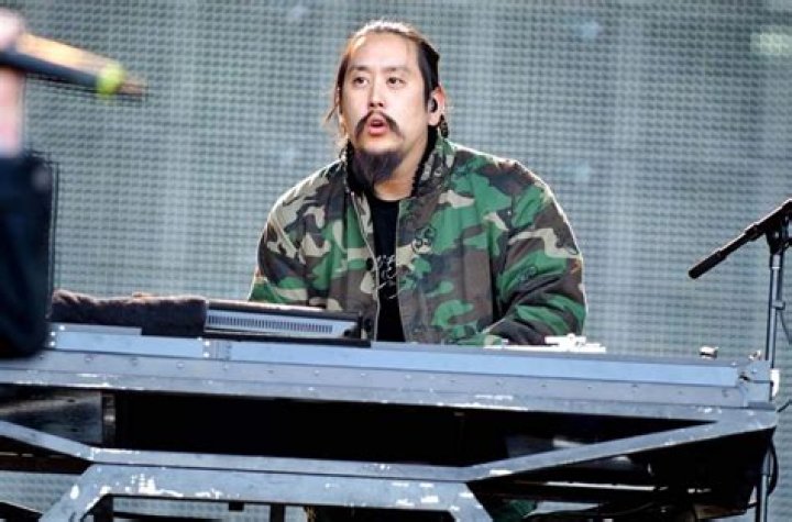 Joe Hahn (DJ) - Age, Birthday, Bio, Facts, Family, Net Worth, Height & More