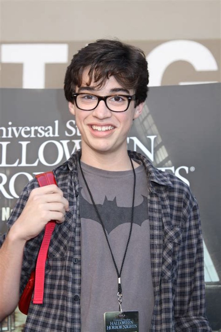Joey Bragg (TV Actor) - Age, Birthday, Bio, Facts, Family, Net Worth, Height & More
