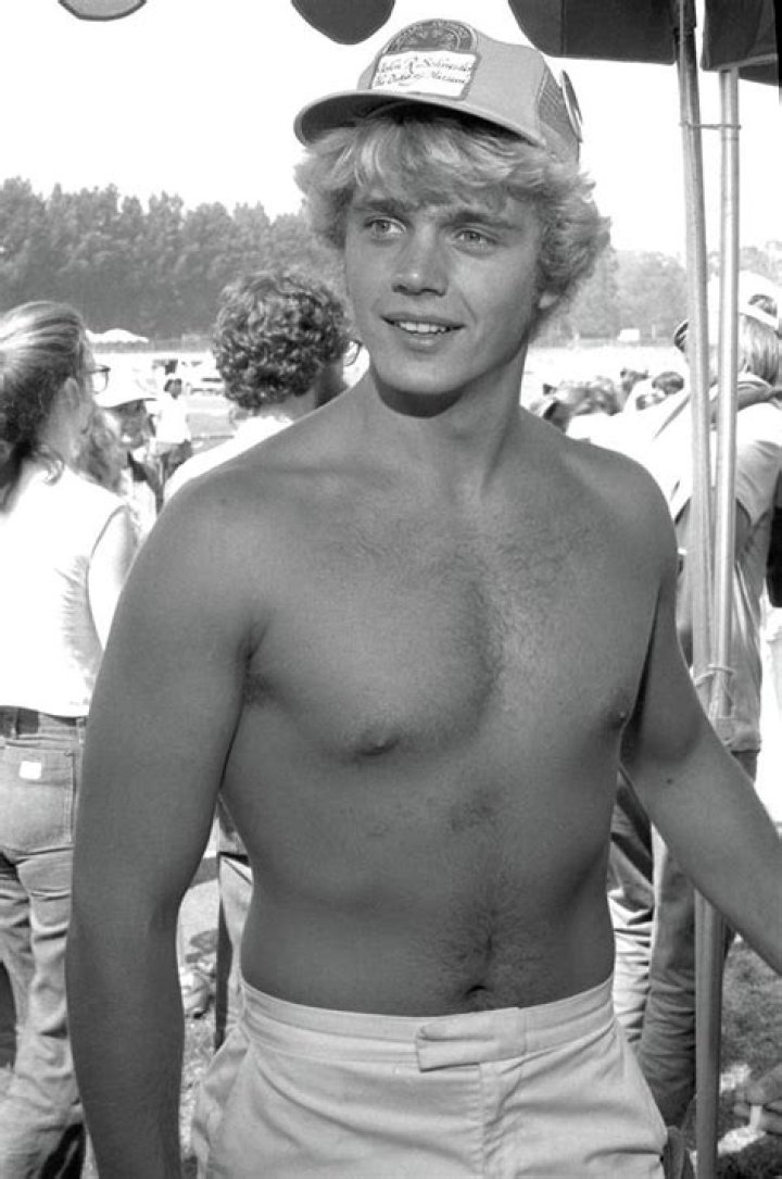 How tall is John Schneider