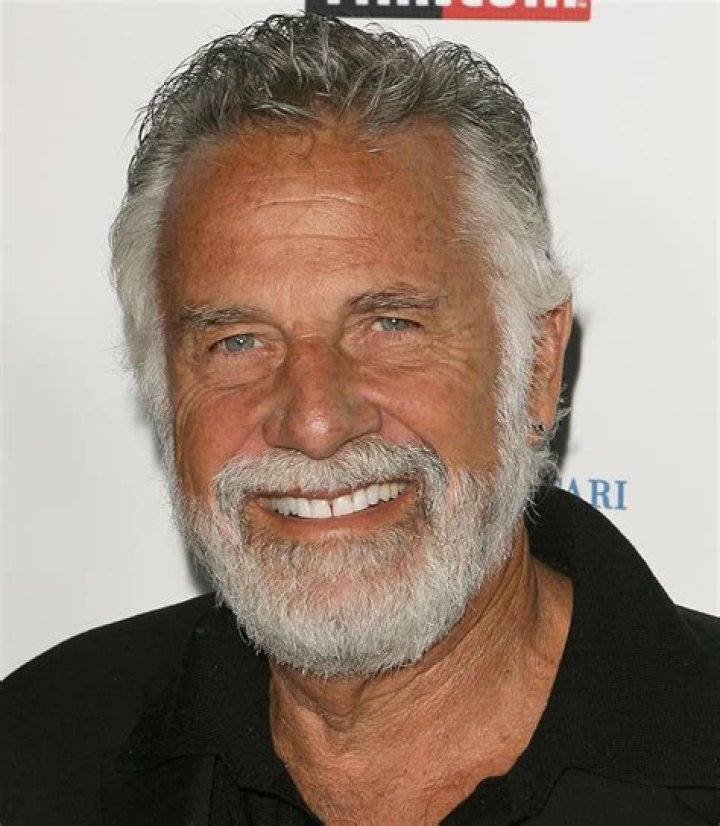 Jonathan Goldsmith (TV Actor) - Age, Birthday, Bio, Facts, Family, Net Worth, Height & More