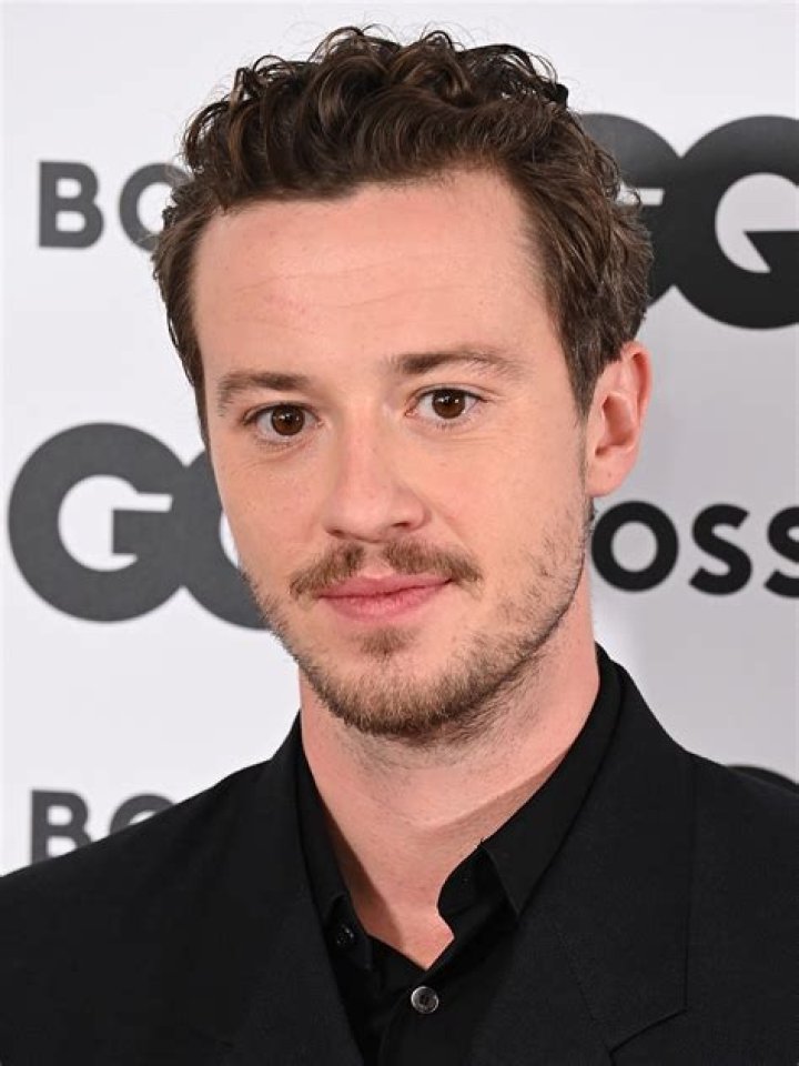 How tall is Joseph Quinn