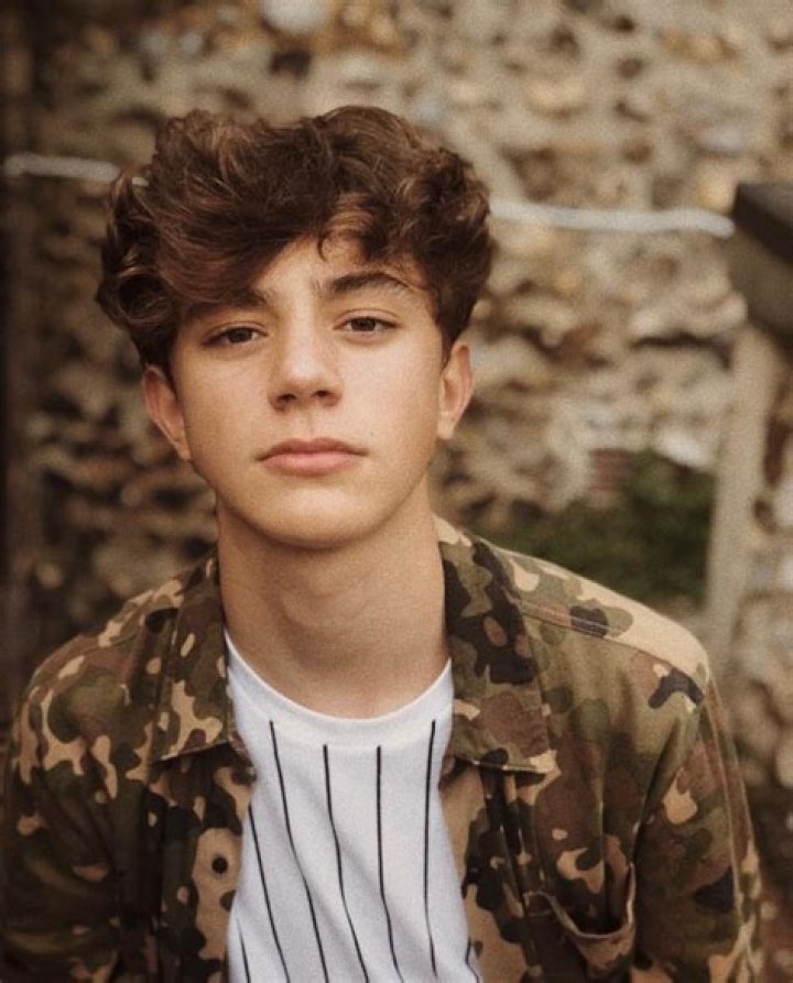 Josh Hewitt (TikTok Star) - Age, Birthday, Bio, Facts, Family, Net Worth, Height & More