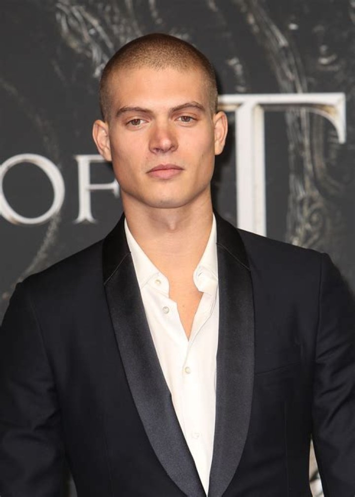 How tall is Josha Stradowski