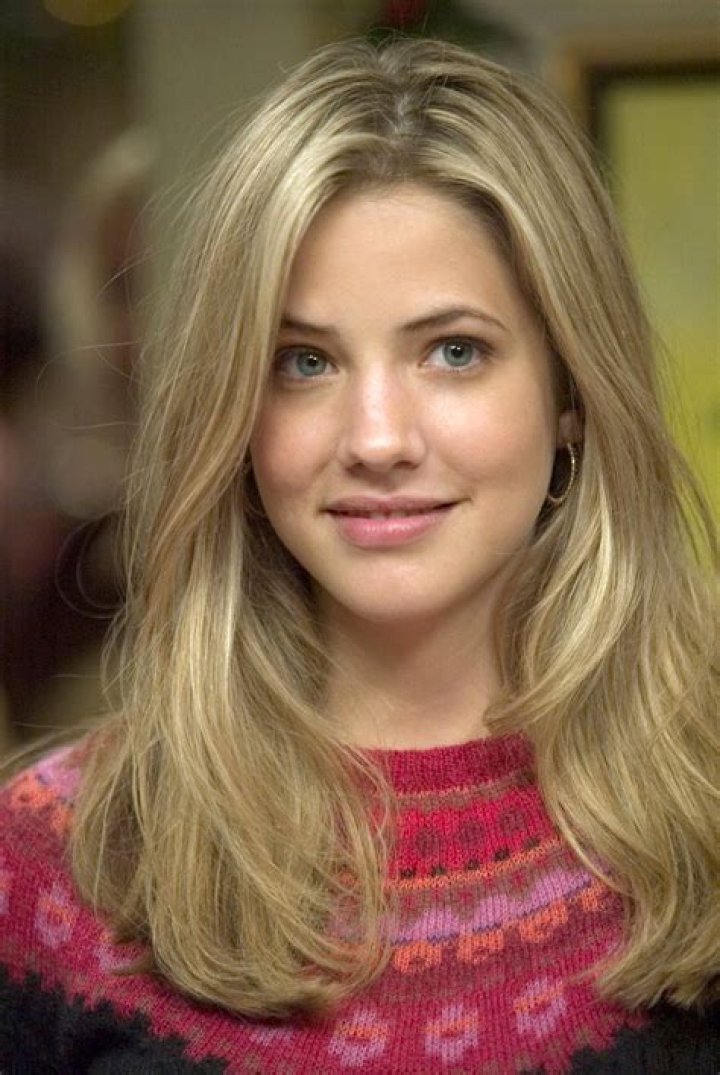 Julie Gonzalo biografía, edad, altura, esposa, net worth, familia